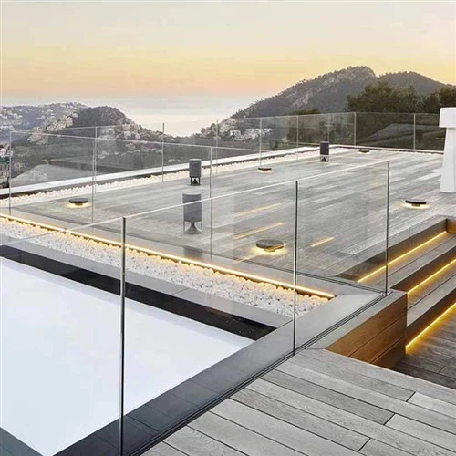 Sklenený plot a koľajnica