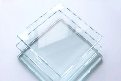 Tvrdené sklo s nízkym obsahom železa