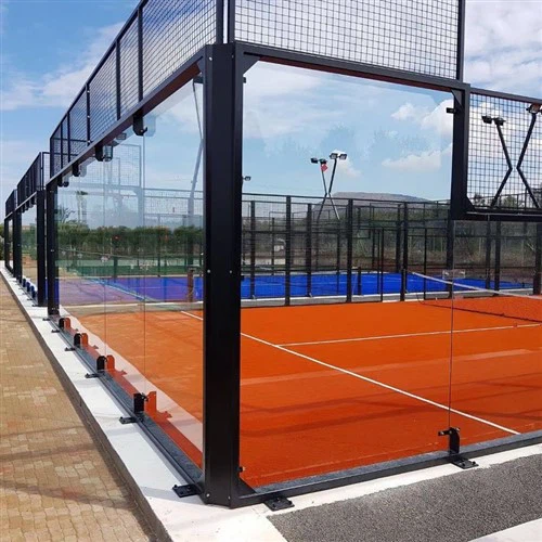 Tvrdené sklo na športové ihrisko